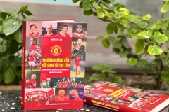 “Phượng hoàng lửa-Hồi sinh từ tro tàn" là cuốn sách viết về lịch sử Câu lạc bộ bóng đá Manchester United, một trong những đội bóng giàu truyền thống và có sức ảnh hưởng lớn nhất thế giới. (Ảnh: PV/Vietnam+)