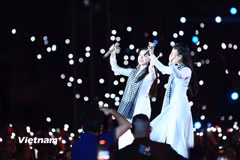 Cẩm Ly và Hòa Minzy thể hiện ca khúc “Người Việt mình thương nhau” trong đó cụm từ "lúa chín cúi đầu" được thay đổi. (Ảnh: PV/Vietnam+)