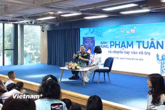 Thông qua câu chuyện của mình, Trung tướng Phạm Tuân truyền cảm hứng sống cho giới trẻ. (Ảnh: Minh Thu/Vietnam+)