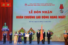 Nhà xuất bản Chính trị quốc gia Sự thật đón nhận Huân chương Lao động hạng Nhất. (Ảnh: PV/Vietnam+)
