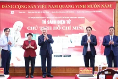 Phó Thủ tướng Thường trực Chính phủ Nguyễn Hòa Bình cùng các đại biểu thực hiện nghi thức ra mắt "Tủ sách điện tử Chủ tịch Hồ Chí Minh" tại Nhà xuất bản Chính trị quốc gia Sự thật. (Ảnh: PV/Vietnam+)