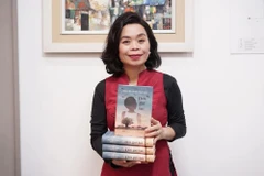 Nhà văn Nguyễn Phan Quế Mai cùng bản tiếng Việt "Đời gió bụi" - cuốn tiểu thuyết từng được xuất bản ở 20 quốc gia. (Ảnh: NVCC)