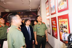 Trưng bày giới thiệu các bìa báo tiêu biểu của Báo An ninh Thủ đô từ năm 1976 đến năm 2026. (Ảnh: PV/Vietnam+)