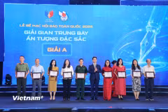 Đại diện Thông tấn xã Việt Nam (thứ tư từ phải sang) nhận Giải A cho "Gian trưng bày ấn tượng đặc sắc." (Ảnh: Hoài Nam/Vietnam+)