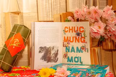 Sách Tết không chỉ đơn thuần là ấn phẩm để đọc, mà còn là một không gian văn hóa, nơi ký ức, truyền thống và những ước vọng đầu năm. (Ảnh: PV/Vietnam+)