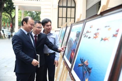 Thứ trưởng Thường trực Bộ Văn hóa, Thể thao và Du lịch Lê Hải Bình tham quan triển lãm các tác phẩm đoạt giải cuộc thi "Happy Vietnam" mùa trước. (Ảnh: Nam Nguyễn/Vietnam+)