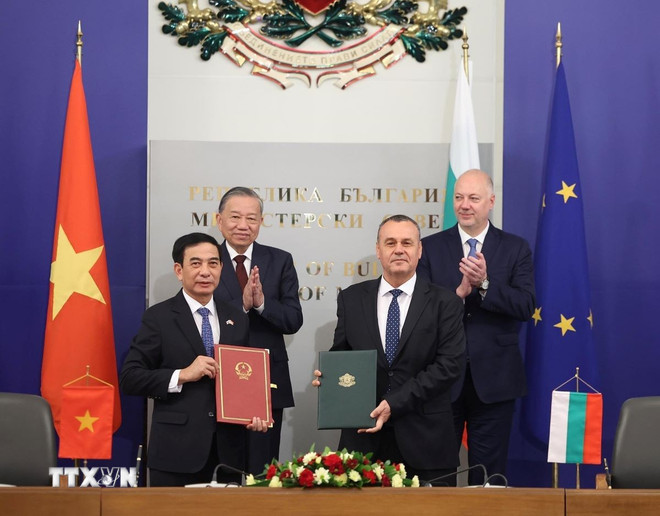 Sekretaris Jenderal To Lam dan Perdana Menteri Bulgaria Rosen Zhelyazkov menyaksikan pertukaran Surat Pernyataan Kehendak (Letter of Intent) untuk meningkatkan kerja sama pertahanan antara Kementerian Pertahanan kedua negara. (Foto: Thong Nhat/VNA) ttxvn-tong-bi-thu-tham-bulgaria-25-2.jpg