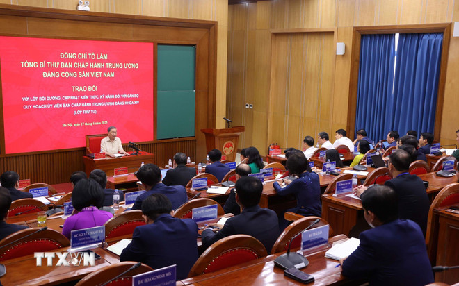 Hình ảnh 2 Tổng Bí thư Tô Lâm trao đổi với Lớp Bồi dưỡng cán bộ quy hoạch Ủy viên Trung ương Đảng khóa XIV (Lớp thứ tư). (Ảnh: Văn Điệp/TTXVN)