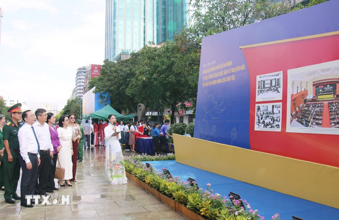 代表団が展示会を訪問。(写真:Thu Huong/VNA) ttxvn-trien-lam-anh-chao-mung-dai-hoi-dai-bieu-dang-bo-tp-ho-chi-minh-0310-2.jpg