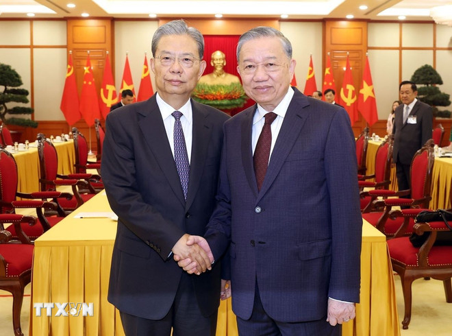 Sekretaris Jenderal Lam dan Ketua Kongres Rakyat Nasional Tiongkok, Zhao Leji. (Foto: Thong Nhat/VNA) ttxvn-tong-bi-thu-to-lam-hoi-kien-voi-uy-vien-truong-nhan-dai-toan-quoc-trung-quoc-trieu-lac-te-0509.jpg
