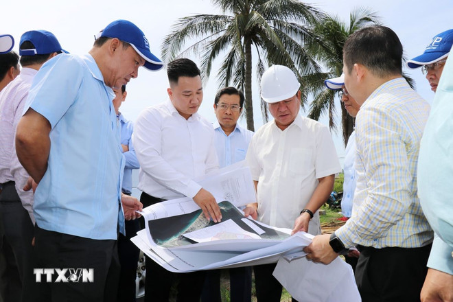 Ông Trần Quốc Nam, Chủ tịch UBND tỉnh Khánh Hòa (thứ 4, trái sang) kiểm tra thực địa dự án một khu đô thị mới nằm trong Khu kinh tế Vân Phong. (Ảnh: Nguyễn Thành/TTXVN) ttxvn-khanh-hoa-thu-hut-cac-nha-dau-tu-chien-luoc-vao-khu-kinh-te-van-phong-0907-3.jpg