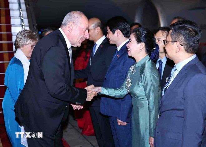 ttxvn-tong-thong-hungary-bat-dau-tham-chinh-thuc-viet-nam-2705-4.jpg