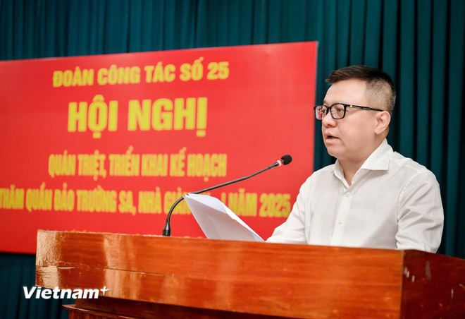 លោក Le Quoc Minh សមាជិកគណៈកម្មាធិការមជ្ឈិមបក្ស និពន្ធនាយកកាសែត Nhan Dan អនុប្រធានគណៈកម្មាធិការឃោសនាការមជ្ឈិម និងជាប្រធានសមាគមអ្នកកាសែតវៀតណាមបានថ្លែងនៅក្នុងសន្និសីទនេះ។ (រូបថត៖ Thanh Dat/Vietnam+) vnp-doan-cong-tac-25-truong-sa-2205-2.jpg