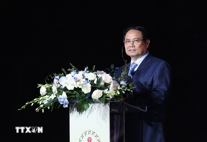 팜 민 찐 총리가 하노이에서 열린 제1회 세계문화축제 개막식에서 연설하고 있다. (사진: 즈엉 지앙/VNA) ttxvn-thu-tuong-du-khai-mac-le-hoi-van-hoa-the-gioi-tai-ha-noi-lan-thu-nhat-4.jpg