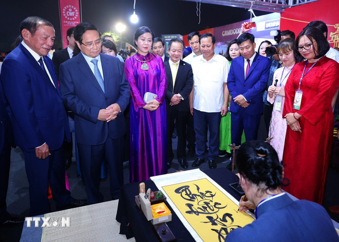 ファム・ミン・チン首相がフェスティバルでベトナムの文化空間を訪問。 (写真: Duong Giang/VNA) ttxvn-thu-tuong-du-khai-mac-le-hoi-van-hoa-the-gioi-tai-ha-noi-lan-thu-nhat-2.jpg