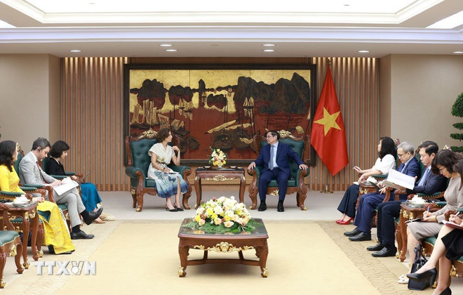 นายกรัฐมนตรี Pham Minh Chinh ให้การต้อนรับนาง Audrey Azoulay ผู้อำนวยการใหญ่ของ UNESCO (ภาพ: Duong Giang/VNA) ttxvn-thu-tuong-pham-minh-chinh-tiep-tong-giam-doc-unesco-2806-2.jpg