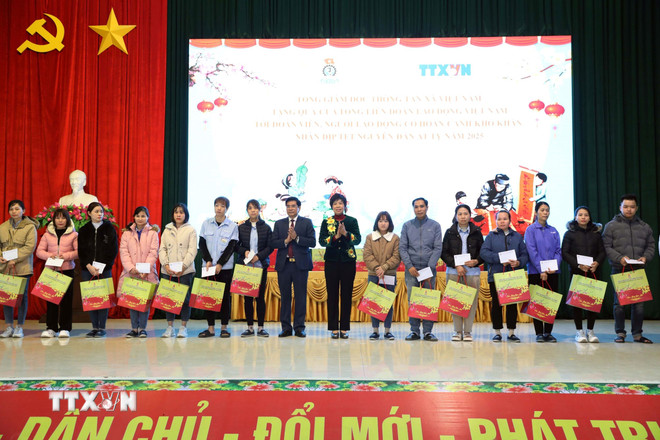 ttxvn-tong-giam-doc-trao-qua-cho-doan-vien-nguoi-lao-dong-ha-nam-1001-2.jpg