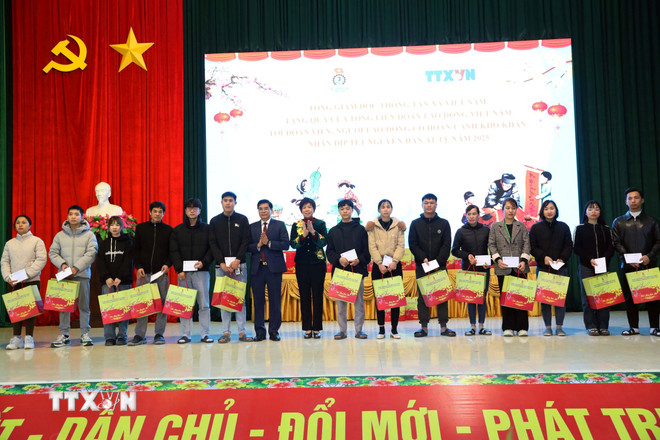 ttxvn-tong-giam-doc-trao-qua-cho-doan-vien-nguoi-lao-dong-ha-nam-1001-3.jpg