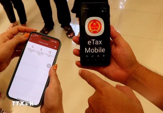Hướng dẫn cài đặt eTax Mobile cho người dân trên điện thoại di động. (Ảnh: Thu Hiền/TTXVN) ttxvn-ma-so-thue-2306.jpg