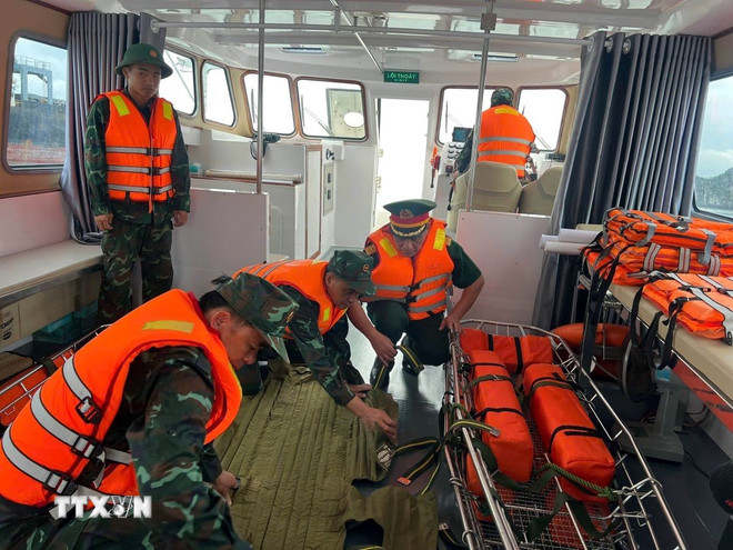 ttxvn-tang-cuong-cac-bien-phap-dam-bao-an-toan-cho-du-khach-tren-vinh-ha-long-0608-1.jpg