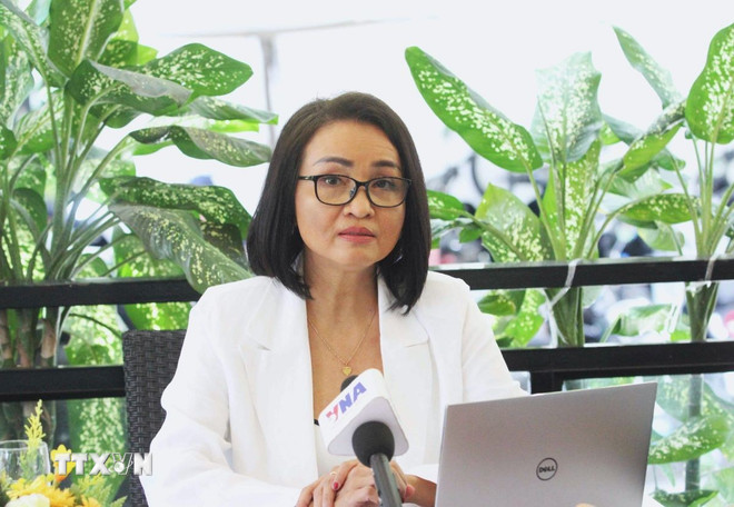 លោកស្រី Nguyen Thi Thu Yen សមាជិកគណៈកម្មាធិការប្រតិបត្តិ ប្រធាននាយកដ្ឋានភោជនីយដ្ឋាន-សណ្ឋាគារ នៃសមាគមធុរកិច្ចវៀតណាម-កម្ពុជា (VCBA) ម្ចាស់ភោជនីយដ្ឋានចំប៉ាក្នុងរាជធានីភ្នំពេញ បានផ្តល់បទសម្ភាសន៍ជាមួយអ្នកយកព័ត៌មាន VNA ប្រចាំកម្ពុជា។ (រូបថត៖ Hoang Minh/VNA) ttxvn-thong-tan-xa-viet-nam-cau-noi-thong-tin-tin-cay-giua-viet-nam-va-campuchia-1509-3.jpg