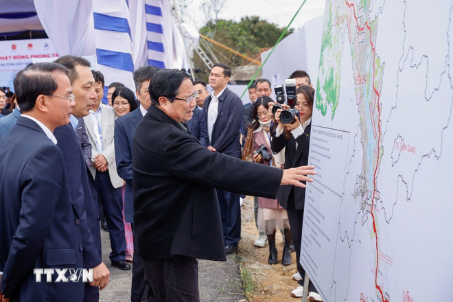 ttxvn-thu-tuong-du-le-khoi-cong-xay-dung-du-an-duong-day-500kv-lao-cai-vinh-yen-1603-4.jpg