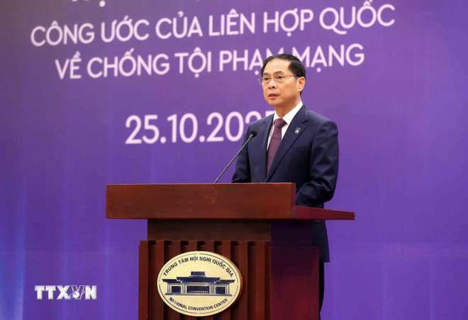 Phó Thủ tướng Bùi Thanh Sơn, Trưởng Ban chỉ đạo Lễ mở ký Công ước Hà Nội phát biểu. (Ảnh: An Đăng/TTXVN) ttxvn-pho-thu-tuong-bui-thanh-son-chu-tri-tiec-trua-cong-uoc-ha-noi-2.jpg