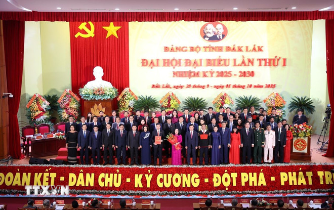 គណៈកម្មាធិការប្រតិបត្តិបក្សខេត្ត Dak Lak សម្រាប់អាណត្តិឆ្នាំ 2025-2030 ត្រូវបានណែនាំទៅក្នុងសមាជ។ (រូបថត៖ Ngoc Minh/VNA) ttxvn-dai-hoi-dai-bieu-dang-bo-tinh-dak-lak-lan-thu-nhat-3009-2.jpg
