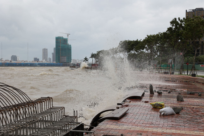Bão số 12 cách thành phố Đà Nẵng khoảng 310km da-nang-bao-so-12-gay-anh-huong-den-khu-vuc-cua-song-han-22.jpg