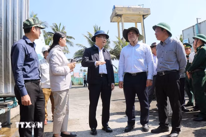ttxvn-chu-tich-ubnd-tinh-quang-ngai-lam-viec-voi-huyen-dao-ly-son-2603.jpg