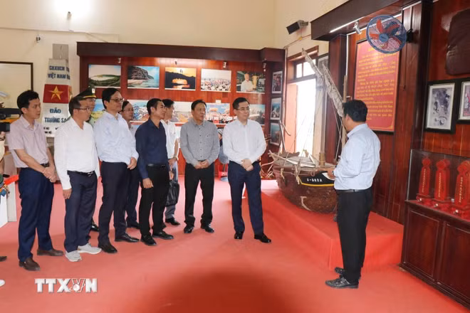 ttxvn-chu-tich-ubnd-tinh-quang-ngai-lam-viec-voi-huyen-dao-ly-son-2603-2.jpg
