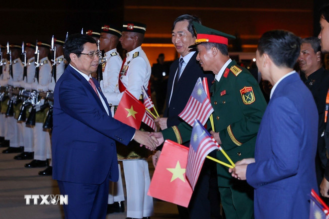 Abschiedszeremonie für Premierminister Pham Minh Chinh zum Abschluss seiner Reise zum 47. ASEAN-Gipfel in Kuala Lumpur, Malaysia. (Foto: Duong Giang/VNA) ttxvn-thu-tuong-ket-thuc-chuyen-tham-du-hoi-nghi-cap-cao-asean-lan-thu-47-1.jpg