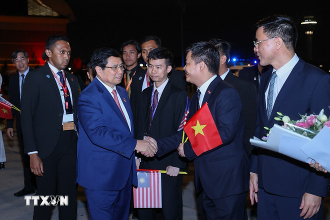 Abschiedszeremonie für Premierminister Pham Minh Chinh zum Abschluss seiner Reise zum 47. ASEAN-Gipfel in Kuala Lumpur, Malaysia. (Foto: Duong Giang/VNA) ttxvn-thu-tuong-ket-thuc-chuyen-tham-du-hoi-nghi-cap-cao-asean-lan-thu-47-2.jpg