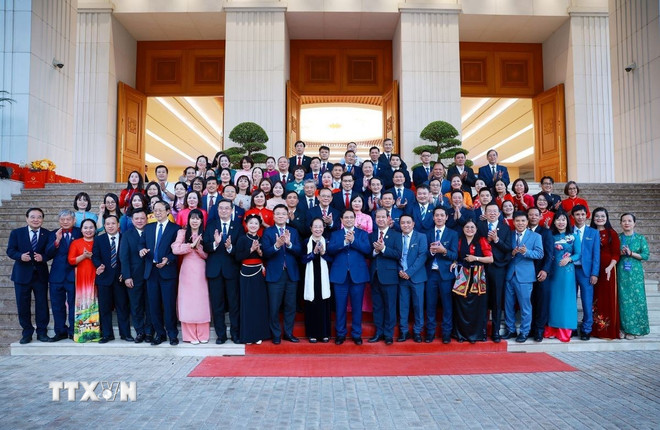 នាយករដ្ឋមន្ត្រី Pham Minh Chinh ជាមួយគ្រូឆ្នើមទូទាំងប្រទេស។ (រូបថត៖ Duong Giang/VNA) ttxvn-thu-tuong-gap-mat-dai-dien-cac-nha-giao-tieu-bieu-toan-quoc-15-11.jpg