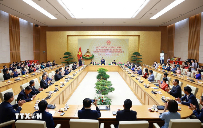 នាយករដ្ឋមន្ត្រី Pham Minh Chinh ជួបជាមួយតំណាងគ្រូឆ្នើមទូទាំងប្រទេស។ (រូបថត៖ Duong Giang/VNA) ttxvn-thu-tuong-gap-mat-dai-dien-cac-nha-giao-tieu-bieu-toan-quoc-15-5.jpg