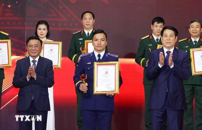 Chủ tịch nước Lương Cường và Thường trực Ban Bí thư Trần Cẩm Tú trao giải A cho tác giả và nhóm tác giả đoạt giải. (Ảnh: Văn Điệp/TTXVN) ttxvn-le-trao-giai-cuoc-thi-chinh-luan-ve-bao-ve-nen-tang-tu-tuong-cua-dang-lan-thu-nam-22-9.jpg