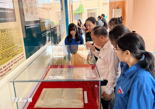 អ្នកទស្សនាការតាំងពិព័រណ៍។ (រូបថត៖ Thu Huong/VNA) ttxvn-khai-mac-trung-bay-chuyen-de-chu-tich-ho-chi-minh-nguoi-sang-lap-bao-chi-cach-mang-viet-nam-2006-2.jpg
