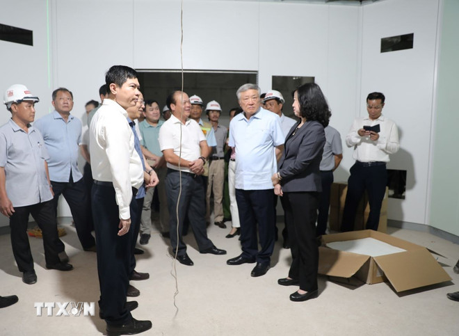 Phó Thủ tướng Thường trực Nguyễn Hòa Bình kiểm tra thực tế tại Cơ sở 2 Bệnh viện Việt Đức. (Ảnh: Thanh Tuấn/TTXVN) ttxvn-du-an-dau-tu-xay-dung-co-so-2-cua-benh-vien-bach-mai-va-benh-vien-viet-duc-2305-2.jpg