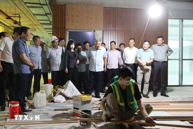Phó Thủ tướng Thường trực Nguyễn Hòa Bình kiểm tra thực tế tại Cơ sở 2 Bệnh viện Việt Đức. (Ảnh: Thanh Tuấn/TTXVN) ttxvn-du-an-dau-tu-xay-dung-co-so-2-cua-benh-vien-bach-mai-va-benh-vien-viet-duc-2305-3.jpg