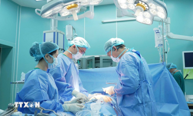 Các bác sỹ Bệnh viện Quân y thực hiện phẫu thuật cho bệnh nhân. (Ảnh: TTXVN phát) ttxvn-ngu-dan-bi-nhiem-trung-o-bung-o-truong-sa-duoc-truc-thang-dua-ve-dat-lien-cap-cuu-2606-2.jpg