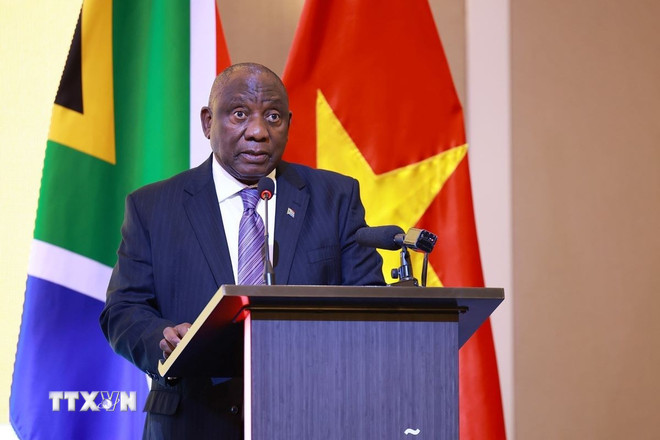 Der südafrikanische Präsident Matamela Cyril Ramaphosa spricht auf dem Vietnam-Südafrika-Wirtschaftsforum. (Foto: Duong Giang/VNA) ttxvn-thu-tuong-va-tong-thong-nam-phi-matamela-cyril-ramaphosa-du-dien-dan-doanh-nghiep-24-3.jpg