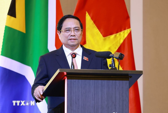 Premierminister Pham Minh Chinh spricht beim Vietnam-Südafrika-Wirtschaftsforum. (Foto: Duong Giang/VNA) ttxvn-thu-tuong-va-tong-thong-nam-phi-matamela-cyril-ramaphosa-du-dien-dan-doanh-nghiep-24-2.jpg