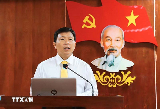 O professor associado e doutor Nguyen Minh Hoa, reitor da Universidade de Tra Vinh, fez comentários sobre a versão preliminar do documento. (Foto: Thanh Hoa/VNA) ttxvn-du-thao-van-kien-nhieu-y-kien-gop-y-tam-huyet-cua-nhan-dan-vinh-long-0611-2.jpg