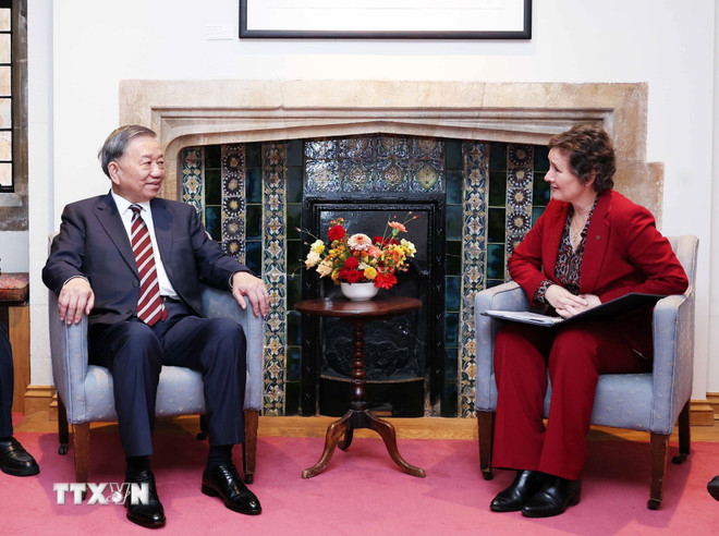Generalsekreterare för Lam med Irene Tracey, vicekansler vid Oxford University. (Foto: Thong Nhat/VNA) ttxvn-tong-bi-thu-to-lam-phat-bieu-chinh-sach-tai-dai-hoc-oxford-14.jpg