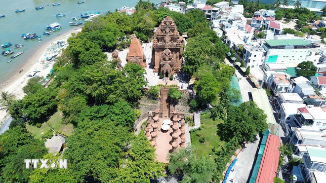 Po Nagar Tower, Khanh Hoa province. (Photo: Nguyen Thanh/VNA) ttxvn-thap-ba-po-nagar-va-nghe-khai-thac-tram-huong-2407.jpg