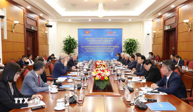 Det tionde politiska teoriutbytet mellan Vietnams kommunistiska parti och Tysklands socialdemokratiska parti (SPD). (Foto: Phuong Hoa/VNA) ttxvn-trao-doi-ly-luan-chinh-tri-lan-thu-10-giua-dang-cong-san-viet-nam-va-dang-dan-chu-xa-hoi-duc-spd-29-1.jpg