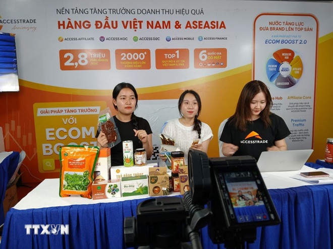 Livestream quảng bá sản phẩm trong hoạt động thương mại điện tử và kết nối vùng Đà Nẵng. (Ảnh: Mỹ Hà/TTXVN) ttxvn-kinh-te-so-tai-da-nang-0308-3.jpg