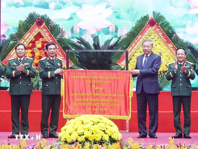 Generalsekretær To Lam overrekker et banner til Kongressen. (Foto: Thong Nhat/VNA) ttxvn-tong-bi-thu-to-lam-du-dai-hoi-thi-dua-quyet-thang-toan-quan-lan-thu-xi-17.jpg