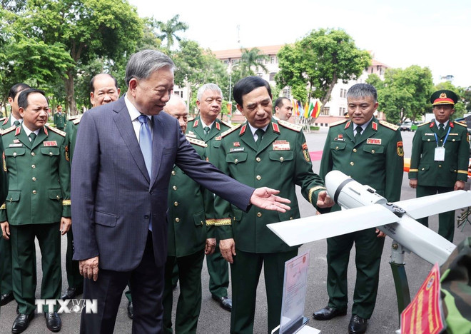Generalsekretær To Lam besøker en utstilling av produkter fra forsvarsindustrien. (Foto: Thong Nhat/VNA) ttxvn-tong-bi-thu-to-lam-du-dai-hoi-thi-dua-quyet-thang-toan-quan-lan-thu-xi-19.jpg