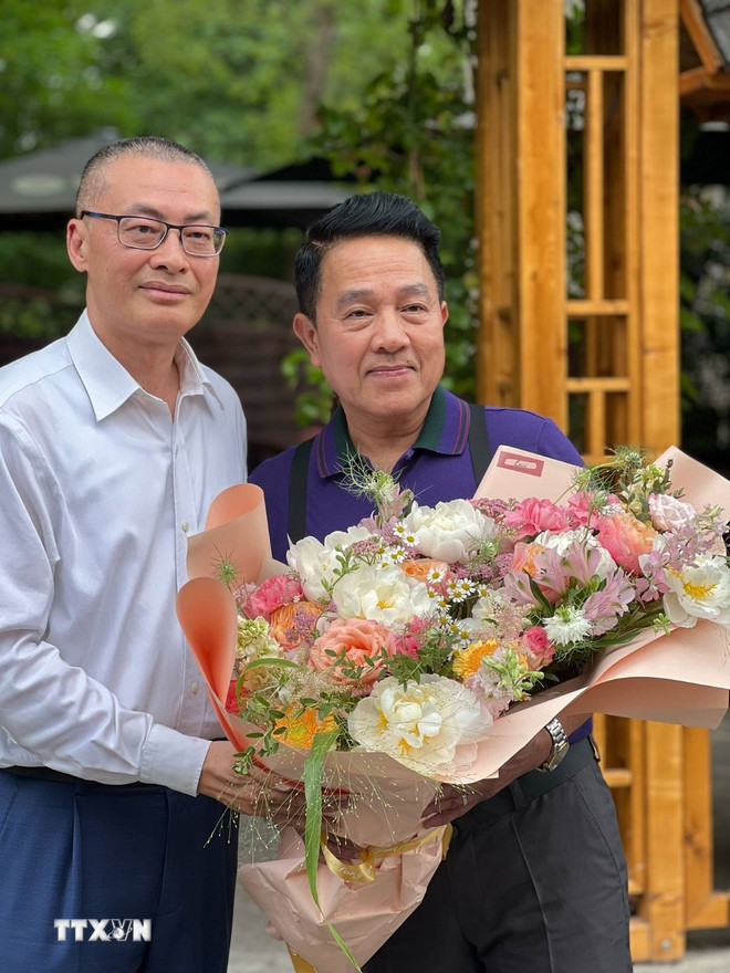 Ông Nguyễn Khắc Hùng (phải) và Đại sứ Việt Nam tại Đức, Vũ Quang Minh. (Ảnh: TTXVN phát) ttxvn-ong-nguyen-khac-hung-1906.jpg